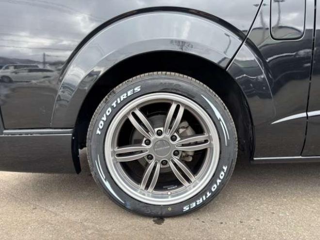 ハイエースバン2.8 スーパーGL ダークプライムII ロングボディ ディーゼルターボ 4WD　415COBRA　フロントスポイラー&ステージ2ルーフスポイラー&ローフォルムフェンダー&バッドラッカーIV18インチAW&TOYO　H30　225/50R18　バッドフェイスボンネット 2800