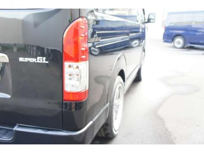 ハイエースバン2.8 スーパーGL ダークプライムII ロングボディ ディーゼルターボ 4WD　415COBRA　フロントスポイラー&ステージ2ルーフスポイラー&ローフォルムフェンダー&バッドラッカーIV18インチAW&TOYO　H30　225/50R18　バッドフェイスボンネット 2800