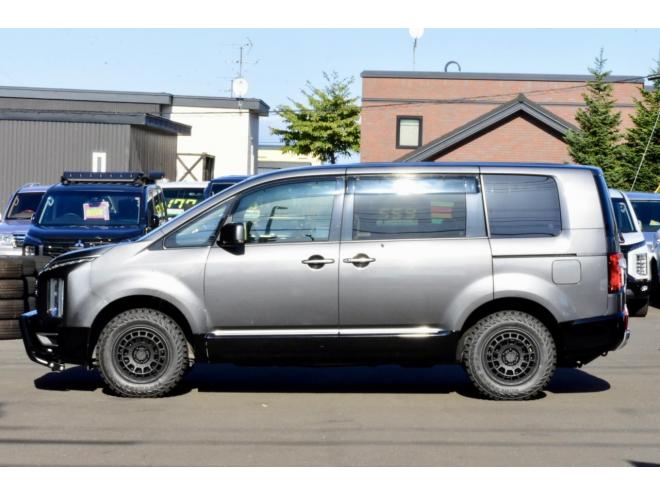 デリカD;5　４WD　本州仕入　アイガーグレーメタリック　社外アルミ　ジオランダー１６インチＭ／Ｔタイヤ　フロントガード　純正ナビ　両側電動スライドドア　パワーバックドア