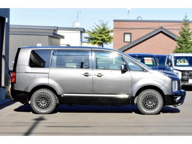 デリカD;5　４WD　本州仕入　アイガーグレーメタリック　社外アルミ　ジオランダー１６インチＭ／Ｔタイヤ　フロントガード　純正ナビ　両側電動スライドドア　パワーバックドア