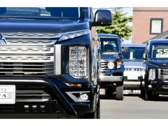 デリカD;5　４WD　本州仕入　アイガーグレーメタリック　社外アルミ　ジオランダー１６インチＭ／Ｔタイヤ　フロントガード　純正ナビ　両側電動スライドドア　パワーバックドア