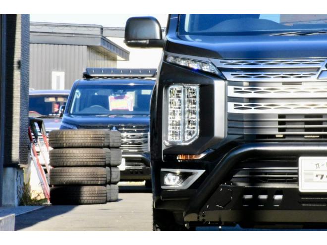 デリカD;5　４WD　本州仕入　アイガーグレーメタリック　社外アルミ　ジオランダー１６インチＭ／Ｔタイヤ　フロントガード　純正ナビ　両側電動スライドドア　パワーバックドア