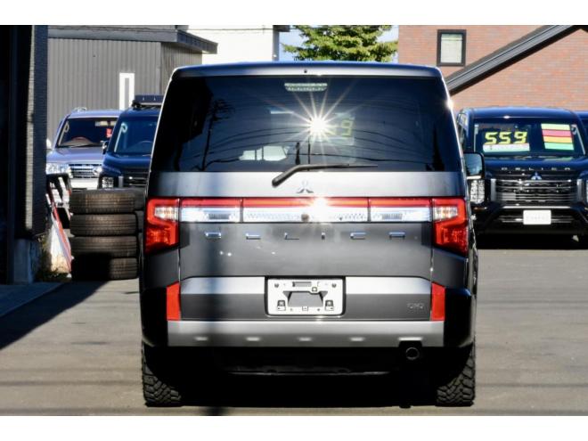 デリカD;5　４WD　本州仕入　アイガーグレーメタリック　社外アルミ　ジオランダー１６インチＭ／Ｔタイヤ　フロントガード　純正ナビ　両側電動スライドドア　パワーバックドア