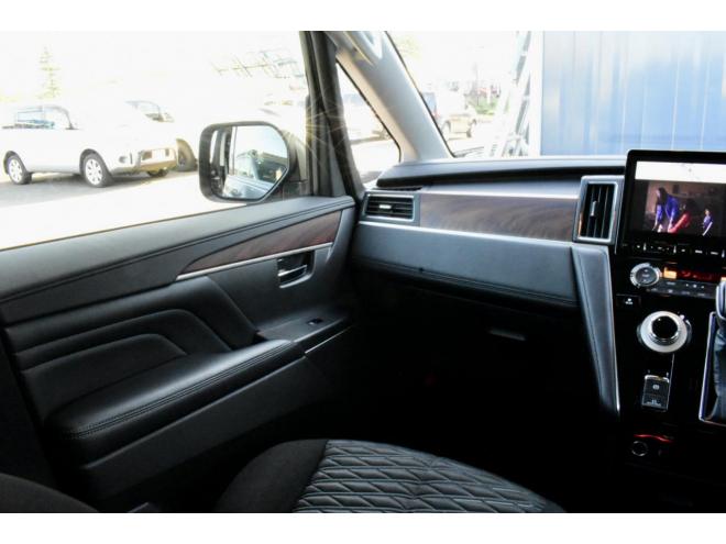 デリカD;5　４WD　本州仕入　アイガーグレーメタリック　社外アルミ　ジオランダー１６インチＭ／Ｔタイヤ　フロントガード　純正ナビ　両側電動スライドドア　パワーバックドア