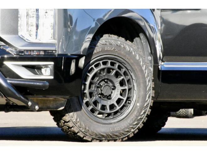 デリカD;5　４WD　本州仕入　アイガーグレーメタリック　社外アルミ　ジオランダー１６インチＭ／Ｔタイヤ　フロントガード　純正ナビ　両側電動スライドドア　パワーバックドア