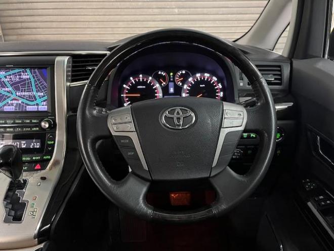 アルファード３５０Ｓ　プライムセレクションⅡ　タイプゴールド　後期型　本州仕入　禁煙車　純正１８インチＡＷ　社外１６ＡＷ＋スタッドレスタイヤ付　両側パワースライドドア　パワーバックドア　純正ＨＤＤナビ（フルセグ地デジ　ＤＶＤ再生　Ｂｌｕｅｔｏｏｔｈ）＋バックカメラ　純正リアフリップダウンモニター　シアターサウンドシステム　前後コーナーセンサー　クール＆ホットＢＯＸ　コーナーセンサー　クルーズコントロール　横滑り防止装置　ＨＩＤ　ＥＴＣ 　タイミングチェーン 4WD 3500 5Dr