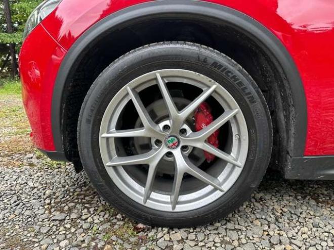 アルファロメオステルヴィオ ファースト エディション 4WD　ターボ　パワステ　パワーウィンドウ　白革シート　純正アルミ　ABS　キーレス　ディーラー車　オーディオハーマン　リアパワーゲート　シートヒーター　ETC　クルーズコントロール 正規輸入車 2000