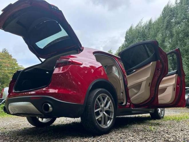 アルファロメオステルヴィオ ファースト エディション 4WD　ターボ　パワステ　パワーウィンドウ　白革シート　純正アルミ　ABS　キーレス　ディーラー車　オーディオハーマン　リアパワーゲート　シートヒーター　ETC　クルーズコントロール 正規輸入車 2000