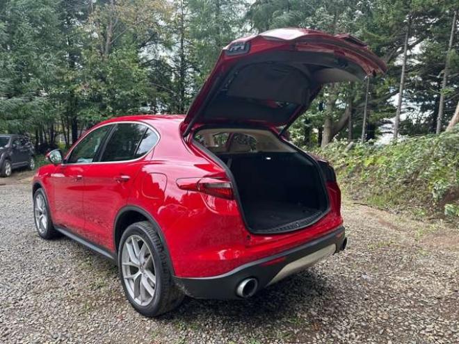 アルファロメオステルヴィオ ファースト エディション 4WD　ターボ　パワステ　パワーウィンドウ　白革シート　純正アルミ　ABS　キーレス　ディーラー車　オーディオハーマン　リアパワーゲート　シートヒーター　ETC　クルーズコントロール 正規輸入車 2000