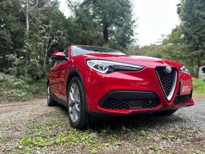 アルファロメオステルヴィオ ファースト エディション 4WD　ターボ　パワステ　パワーウィンドウ　白革シート　純正アルミ　ABS　キーレス　ディーラー車　オーディオハーマン　リアパワーゲート　シートヒーター　ETC　クルーズコントロール 正規輸入車 2000