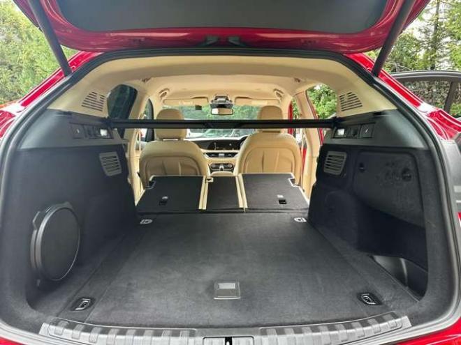 アルファロメオステルヴィオ ファースト エディション 4WD　ターボ　パワステ　パワーウィンドウ　白革シート　純正アルミ　ABS　キーレス　ディーラー車　オーディオハーマン　リアパワーゲート　シートヒーター　ETC　クルーズコントロール 正規輸入車 2000