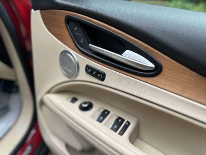 アルファロメオステルヴィオ ファースト エディション 4WD　ターボ　パワステ　パワーウィンドウ　白革シート　純正アルミ　ABS　キーレス　ディーラー車　オーディオハーマン　リアパワーゲート　シートヒーター　ETC　クルーズコントロール 正規輸入車 2000