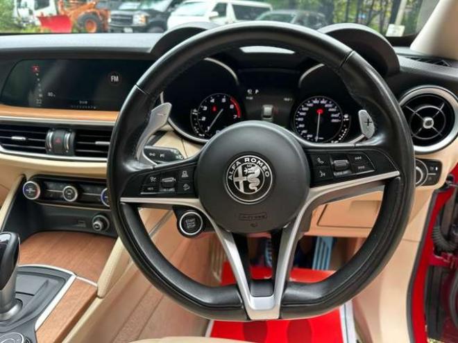 アルファロメオステルヴィオ ファースト エディション 4WD　ターボ　パワステ　パワーウィンドウ　白革シート　純正アルミ　ABS　キーレス　ディーラー車　オーディオハーマン　リアパワーゲート　シートヒーター　ETC　クルーズコントロール 正規輸入車 2000