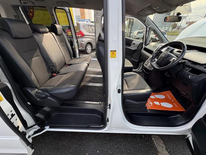 ヴォクシーVOXY 4WD ZS煌Ⅲ本州仕入　お洒落なスマートキー（スペアーアリ）　両側パワースライドドア　レザーハーフシート　8人乗　ビルトインETC　フルセグナビ　バックカメラ　オーバーヘットコンソール　純正アルミ　フォグランプ　スタットレスホイル付　全磨き済　　エンジンオイル交換CVTオイル交換 4WD 2000 5Dr