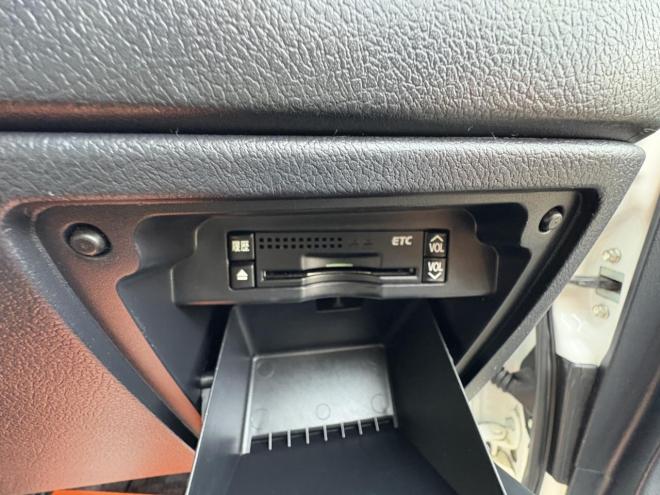 ヴォクシーVOXY 4WD ZS煌Ⅲ本州仕入　お洒落なスマートキー（スペアーアリ）　両側パワースライドドア　レザーハーフシート　8人乗　ビルトインETC　フルセグナビ　バックカメラ　オーバーヘットコンソール　純正アルミ　フォグランプ　スタットレスホイル付　全磨き済　　エンジンオイル交換CVTオイル交換 4WD 2000 5Dr