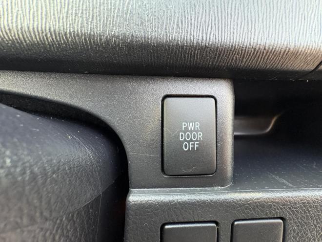 ヴォクシーVOXY 4WD ZS煌Ⅲ本州仕入　お洒落なスマートキー（スペアーアリ）　両側パワースライドドア　レザーハーフシート　8人乗　ビルトインETC　フルセグナビ　バックカメラ　オーバーヘットコンソール　純正アルミ　フォグランプ　スタットレスホイル付　全磨き済　　エンジンオイル交換CVTオイル交換 4WD 2000 5Dr