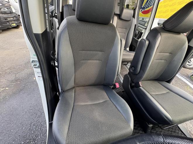 ヴォクシーVOXY 4WD ZS煌Ⅲ本州仕入　お洒落なスマートキー（スペアーアリ）　両側パワースライドドア　レザーハーフシート　8人乗　ビルトインETC　フルセグナビ　バックカメラ　オーバーヘットコンソール　純正アルミ　フォグランプ　スタットレスホイル付　全磨き済　　エンジンオイル交換CVTオイル交換 4WD 2000 5Dr