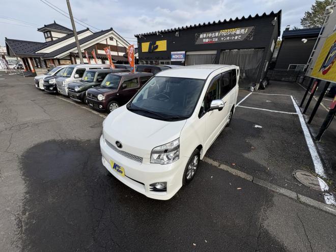 ヴォクシーVOXY 4WD ZS煌Ⅲ本州仕入　お洒落なスマートキー（スペアーアリ）　両側パワースライドドア　レザーハーフシート　8人乗　ビルトインETC　フルセグナビ　バックカメラ　オーバーヘットコンソール　純正アルミ　フォグランプ　スタットレスホイル付　全磨き済　　エンジンオイル交換CVTオイル交換 4WD 2000 5Dr