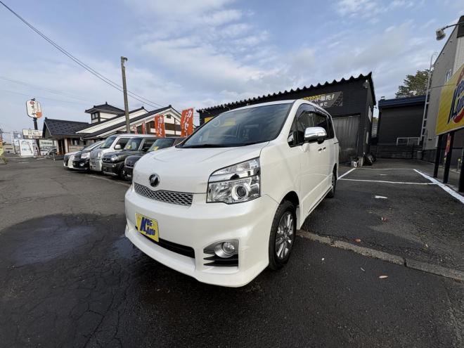 ヴォクシーVOXY 4WD ZS煌Ⅲ本州仕入　お洒落なスマートキー（スペアーアリ）　両側パワースライドドア　レザーハーフシート　8人乗　ビルトインETC　フルセグナビ　バックカメラ　オーバーヘットコンソール　純正アルミ　フォグランプ　スタットレスホイル付　全磨き済　　エンジンオイル交換CVTオイル交換 4WD 2000 5Dr