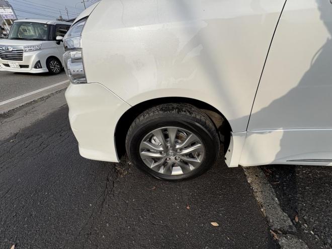 ヴォクシーVOXY 4WD ZS煌Ⅲ本州仕入　お洒落なスマートキー（スペアーアリ）　両側パワースライドドア　レザーハーフシート　8人乗　ビルトインETC　フルセグナビ　バックカメラ　オーバーヘットコンソール　純正アルミ　フォグランプ　スタットレスホイル付　全磨き済　　エンジンオイル交換CVTオイル交換 4WD 2000 5Dr