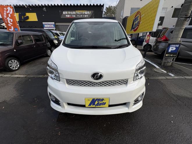 ヴォクシーVOXY 4WD ZS煌Ⅲ本州仕入　お洒落なスマートキー（スペアーアリ）　両側パワースライドドア　レザーハーフシート　8人乗　ビルトインETC　フルセグナビ　バックカメラ　オーバーヘットコンソール　純正アルミ　フォグランプ　スタットレスホイル付　全磨き済　　エンジンオイル交換CVTオイル交換 4WD 2000 5Dr