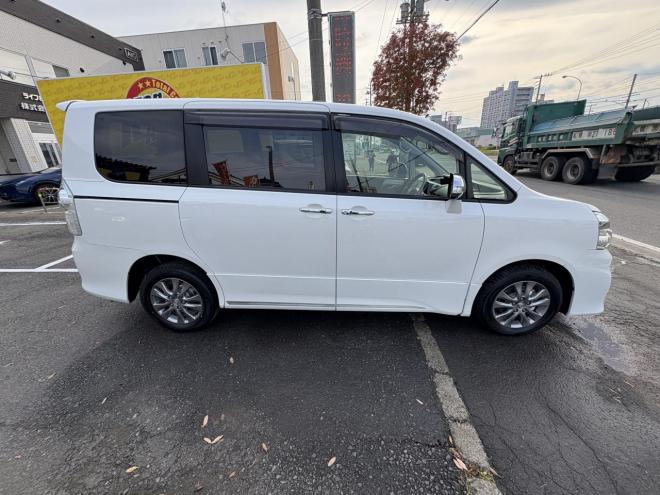 ヴォクシーVOXY 4WD ZS煌Ⅲ本州仕入　お洒落なスマートキー（スペアーアリ）　両側パワースライドドア　レザーハーフシート　8人乗　ビルトインETC　フルセグナビ　バックカメラ　オーバーヘットコンソール　純正アルミ　フォグランプ　スタットレスホイル付　全磨き済　　エンジンオイル交換CVTオイル交換 4WD 2000 5Dr