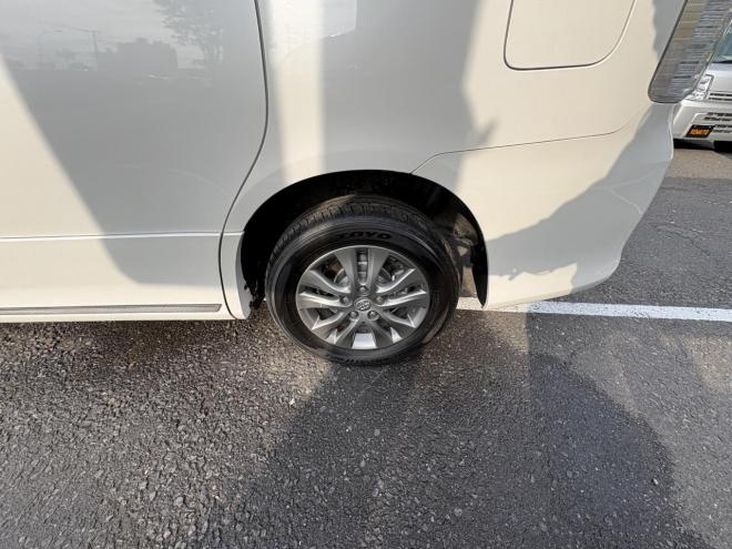 ヴォクシーVOXY 4WD ZS煌Ⅲ本州仕入　お洒落なスマートキー（スペアーアリ）　両側パワースライドドア　レザーハーフシート　8人乗　ビルトインETC　フルセグナビ　バックカメラ　オーバーヘットコンソール　純正アルミ　フォグランプ　スタットレスホイル付　全磨き済　　エンジンオイル交換CVTオイル交換 4WD 2000 5Dr