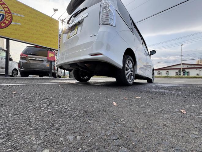 ヴォクシーVOXY 4WD ZS煌Ⅲ本州仕入　お洒落なスマートキー（スペアーアリ）　両側パワースライドドア　レザーハーフシート　8人乗　ビルトインETC　フルセグナビ　バックカメラ　オーバーヘットコンソール　純正アルミ　フォグランプ　スタットレスホイル付　全磨き済　　エンジンオイル交換CVTオイル交換 4WD 2000 5Dr