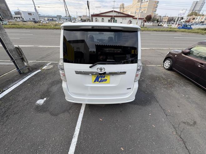 ヴォクシーVOXY 4WD ZS煌Ⅲ本州仕入　お洒落なスマートキー（スペアーアリ）　両側パワースライドドア　レザーハーフシート　8人乗　ビルトインETC　フルセグナビ　バックカメラ　オーバーヘットコンソール　純正アルミ　フォグランプ　スタットレスホイル付　全磨き済　　エンジンオイル交換CVTオイル交換 4WD 2000 5Dr