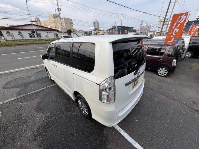 ヴォクシーVOXY 4WD ZS煌Ⅲ本州仕入　お洒落なスマートキー（スペアーアリ）　両側パワースライドドア　レザーハーフシート　8人乗　ビルトインETC　フルセグナビ　バックカメラ　オーバーヘットコンソール　純正アルミ　フォグランプ　スタットレスホイル付　全磨き済　　エンジンオイル交換CVTオイル交換 4WD 2000 5Dr