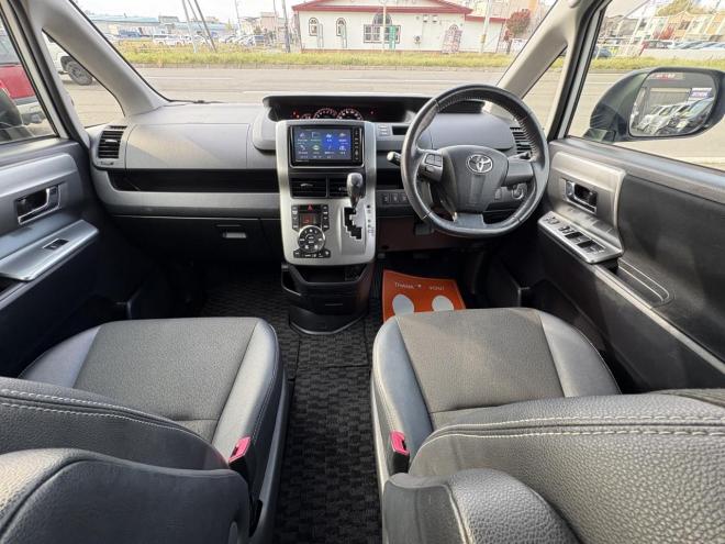 ヴォクシーVOXY 4WD ZS煌Ⅲ本州仕入　お洒落なスマートキー（スペアーアリ）　両側パワースライドドア　レザーハーフシート　8人乗　ビルトインETC　フルセグナビ　バックカメラ　オーバーヘットコンソール　純正アルミ　フォグランプ　スタットレスホイル付　全磨き済　　エンジンオイル交換CVTオイル交換 4WD 2000 5Dr