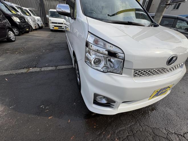 ヴォクシーVOXY 4WD ZS煌Ⅲ本州仕入　お洒落なスマートキー（スペアーアリ）　両側パワースライドドア　レザーハーフシート　8人乗　ビルトインETC　フルセグナビ　バックカメラ　オーバーヘットコンソール　純正アルミ　フォグランプ　スタットレスホイル付　全磨き済　　エンジンオイル交換CVTオイル交換 4WD 2000 5Dr