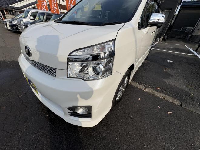 ヴォクシーVOXY 4WD ZS煌Ⅲ本州仕入　お洒落なスマートキー（スペアーアリ）　両側パワースライドドア　レザーハーフシート　8人乗　ビルトインETC　フルセグナビ　バックカメラ　オーバーヘットコンソール　純正アルミ　フォグランプ　スタットレスホイル付　全磨き済　　エンジンオイル交換CVTオイル交換 4WD 2000 5Dr