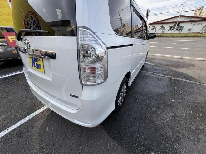 ヴォクシーVOXY 4WD ZS煌Ⅲ本州仕入　お洒落なスマートキー（スペアーアリ）　両側パワースライドドア　レザーハーフシート　8人乗　ビルトインETC　フルセグナビ　バックカメラ　オーバーヘットコンソール　純正アルミ　フォグランプ　スタットレスホイル付　全磨き済　　エンジンオイル交換CVTオイル交換 4WD 2000 5Dr