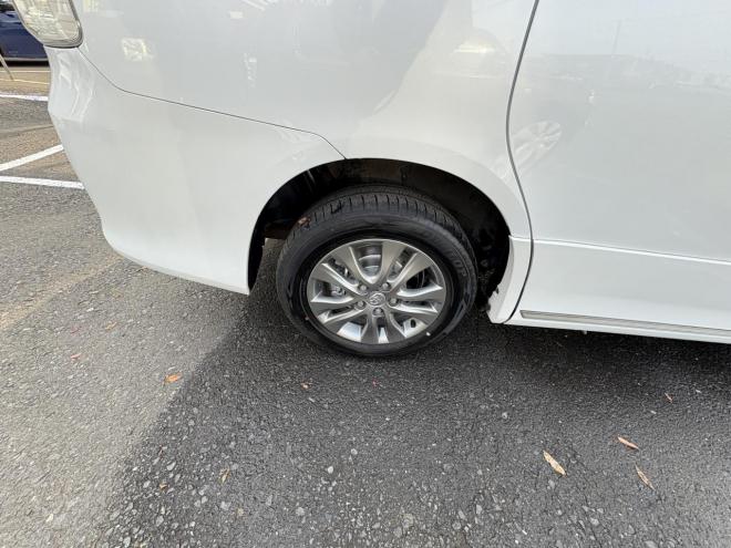 ヴォクシーVOXY 4WD ZS煌Ⅲ本州仕入　お洒落なスマートキー（スペアーアリ）　両側パワースライドドア　レザーハーフシート　8人乗　ビルトインETC　フルセグナビ　バックカメラ　オーバーヘットコンソール　純正アルミ　フォグランプ　スタットレスホイル付　全磨き済　　エンジンオイル交換CVTオイル交換 4WD 2000 5Dr