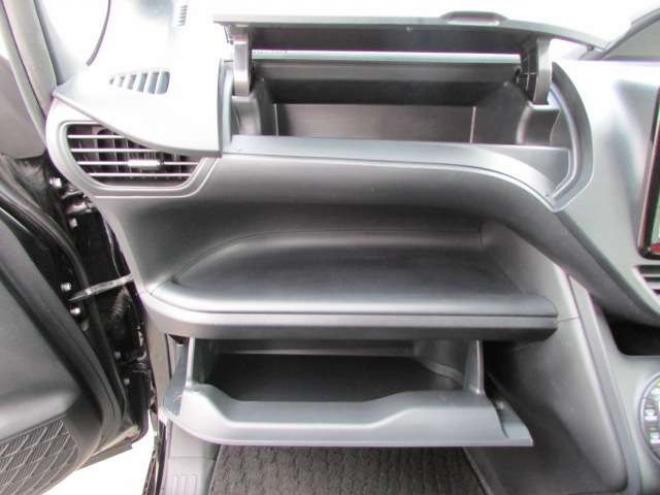 ヴォクシー2.0 X 4WD トヨタセーフティセンス/LEDヘッドライト/両側パワースライドドア/ETC/社外ナビ/フルセグTV/バックカメラ/スマートキー一体式エンジンスターター 2000