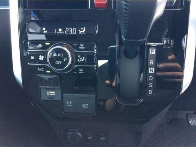 ルーミー1.0 カスタム G 4WD　両側パワスラ　プッシュスタート　スマキー　LEDヘッドライト&フォグ　クルーズコントロール　横滑り防止　衝突被害軽減システム　アイドリングストップ　バックカメラ　トヨタ純正ナビ　フルセグTV 1000