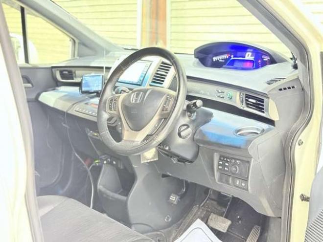 フリードスパイクハイブリッド1.5 ジャストセレクション 下廻防錆TVナビBカメETC 2WD 1500