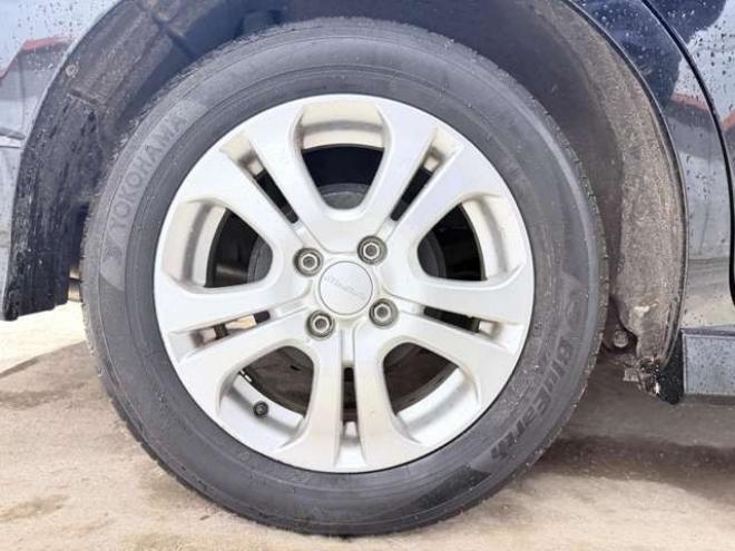 フィットシャトルハイブリッド1.3 下廻防錆TVナビBカメETC夏冬タイヤ 2WD 1300