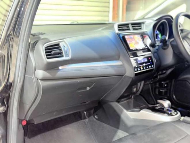 フィット1.5 ハイブリッド Fパッケージ 4WD　下廻防錆4WDTVナビBカメ 1500