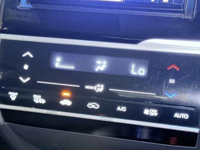 フィット1.5 ハイブリッド Fパッケージ 4WD　下廻防錆4WDTVナビBカメ 1500