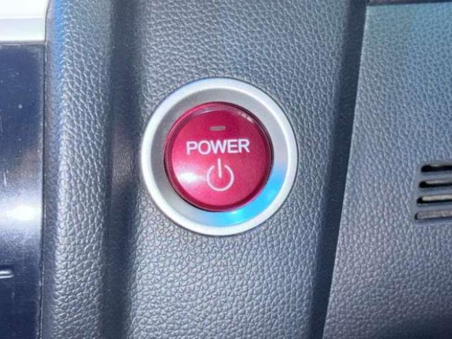 フィット1.5 ハイブリッド Fパッケージ 4WD　下廻防錆4WDTVナビBカメ 1500