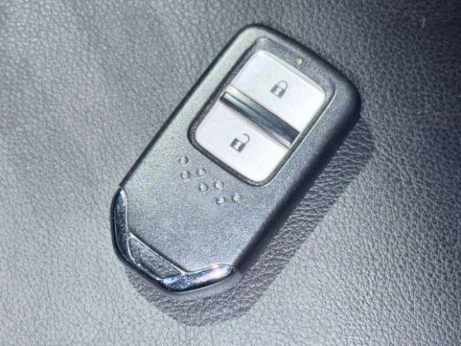 フィット1.5 ハイブリッド Fパッケージ 4WD　下廻防錆4WDTVナビBカメ 1500