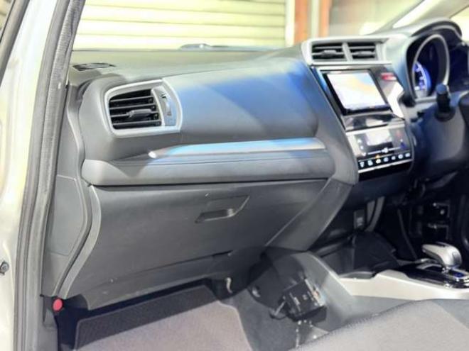 フィット1.5 ハイブリッド Fパッケージ 4WD　下廻防錆ナビETCエンスタ 1500