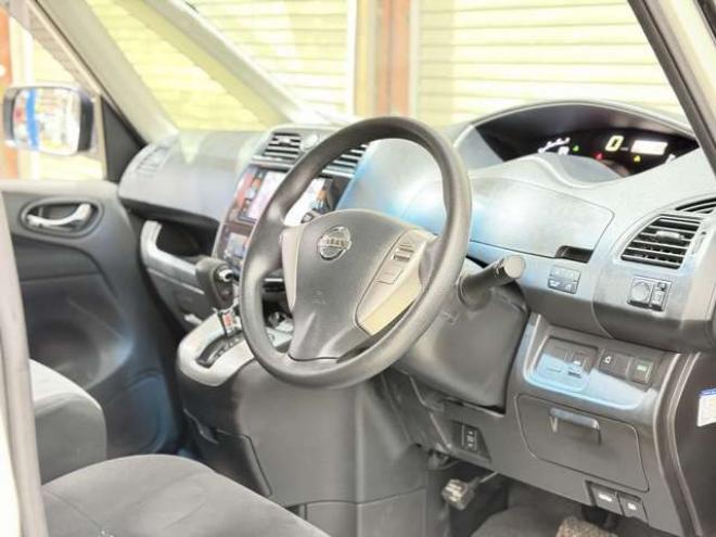 セレナ2.0 20X 4WD　下廻防錆TVナビBカメETC夏冬タイヤ 2000