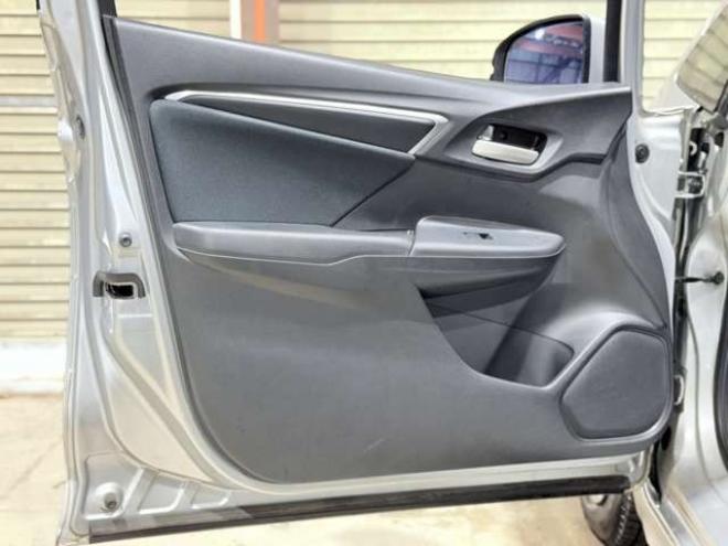 フィット1.3 13G Fパッケージ 4WD　下廻防錆TVナビETC夏冬タイヤ 1300