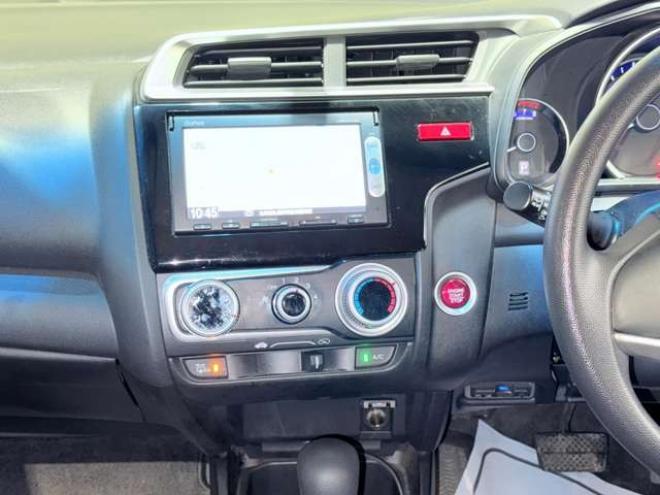 フィット1.3 13G Fパッケージ 4WD　下廻防錆TVナビETC夏冬タイヤ 1300