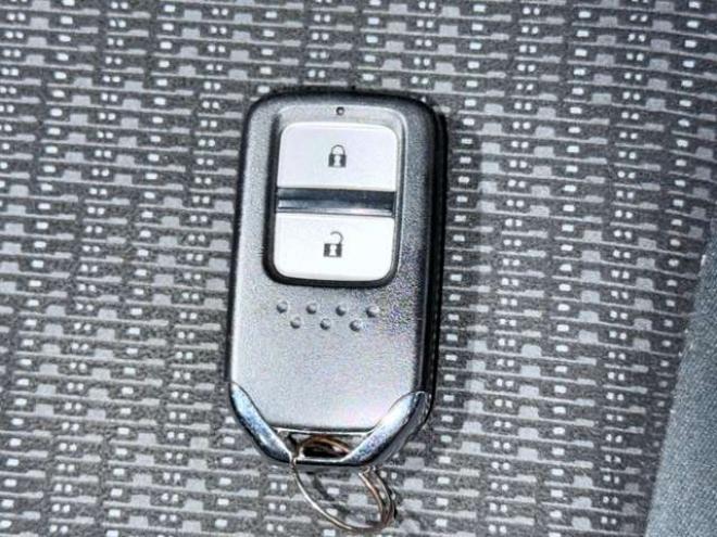 フィット1.3 13G Fパッケージ 4WD　下廻防錆TVナビETC夏冬タイヤ 1300