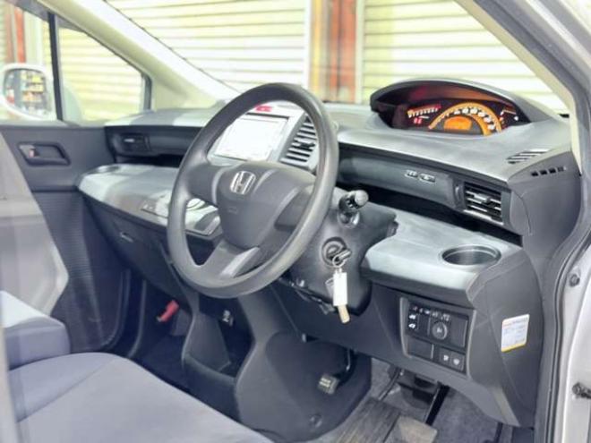 フリード1.5 G Lパッケージ 4WD　下廻防錆TVナビBカメ 1500