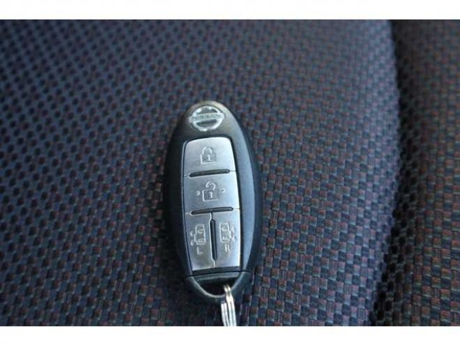 セレナ2.0 ハイウェイスター 4WD HID・ナビ・TV・両側パワースライドドア・バックカメラ・R9/5月・9.6万キロ 2000